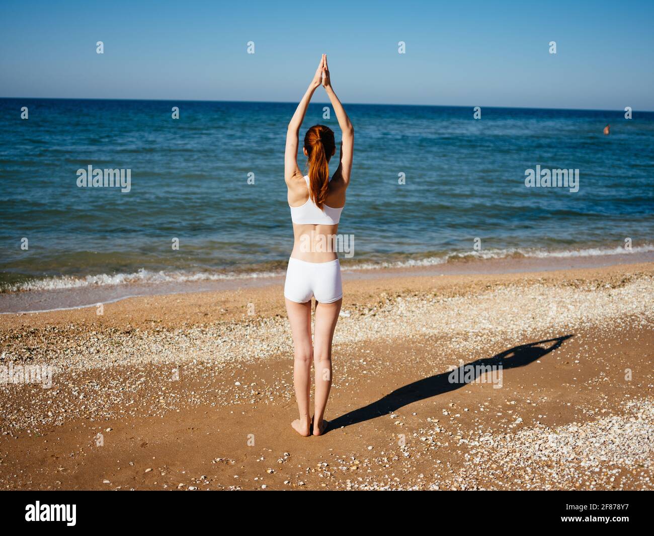 Femme sur la plage blanc maillot de bain paysage tropiques vacances Photo  Stock - Alamy