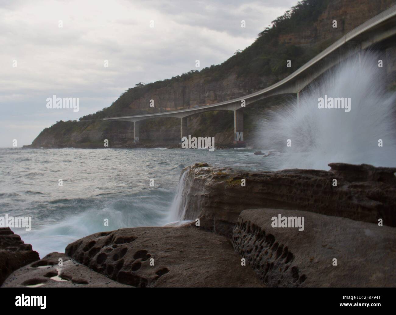 Pont Sea Cliff par en-dessous Banque D'Images