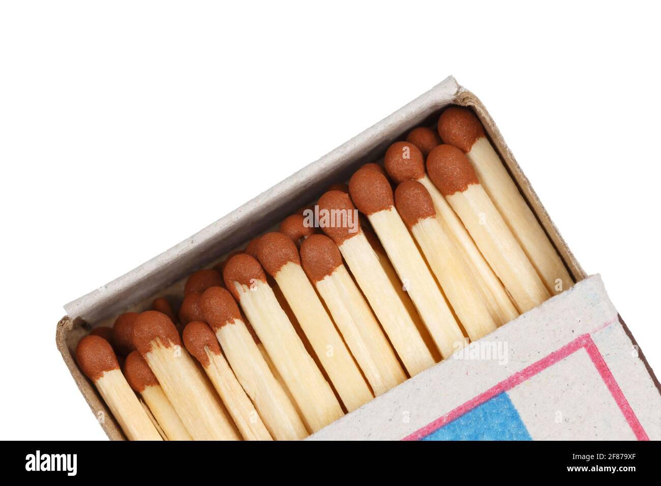 S'adapte aux têtes de soufre brunes dans une boîte en carton sur un fond blanc isolé. Banque D'Images