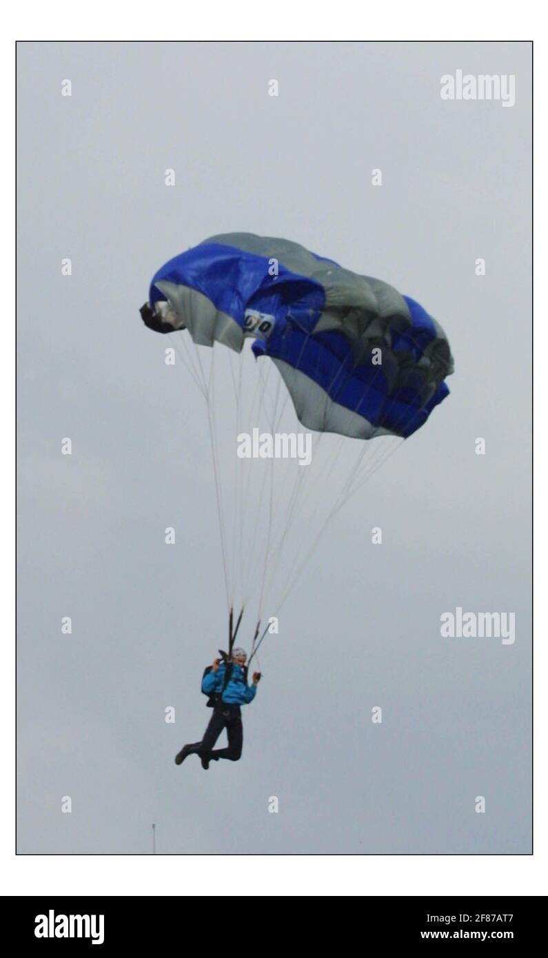 RÉCOMPENSEZ le DALAÏ LAMA... dans les premières heures de ce matin, Gary Connery est devenu le premier homme à descendre de la colonne de Nelsons de 120 pieds à Trafalgar Square, L'événement promu par "agir pour le Tibet" a été de mettre en évidence les événements au Tibet et de soutenir la position du Dalaï Lamas résistant à la présence chinoise au Tibet.à pic David Sandison 9/5/2003 Banque D'Images