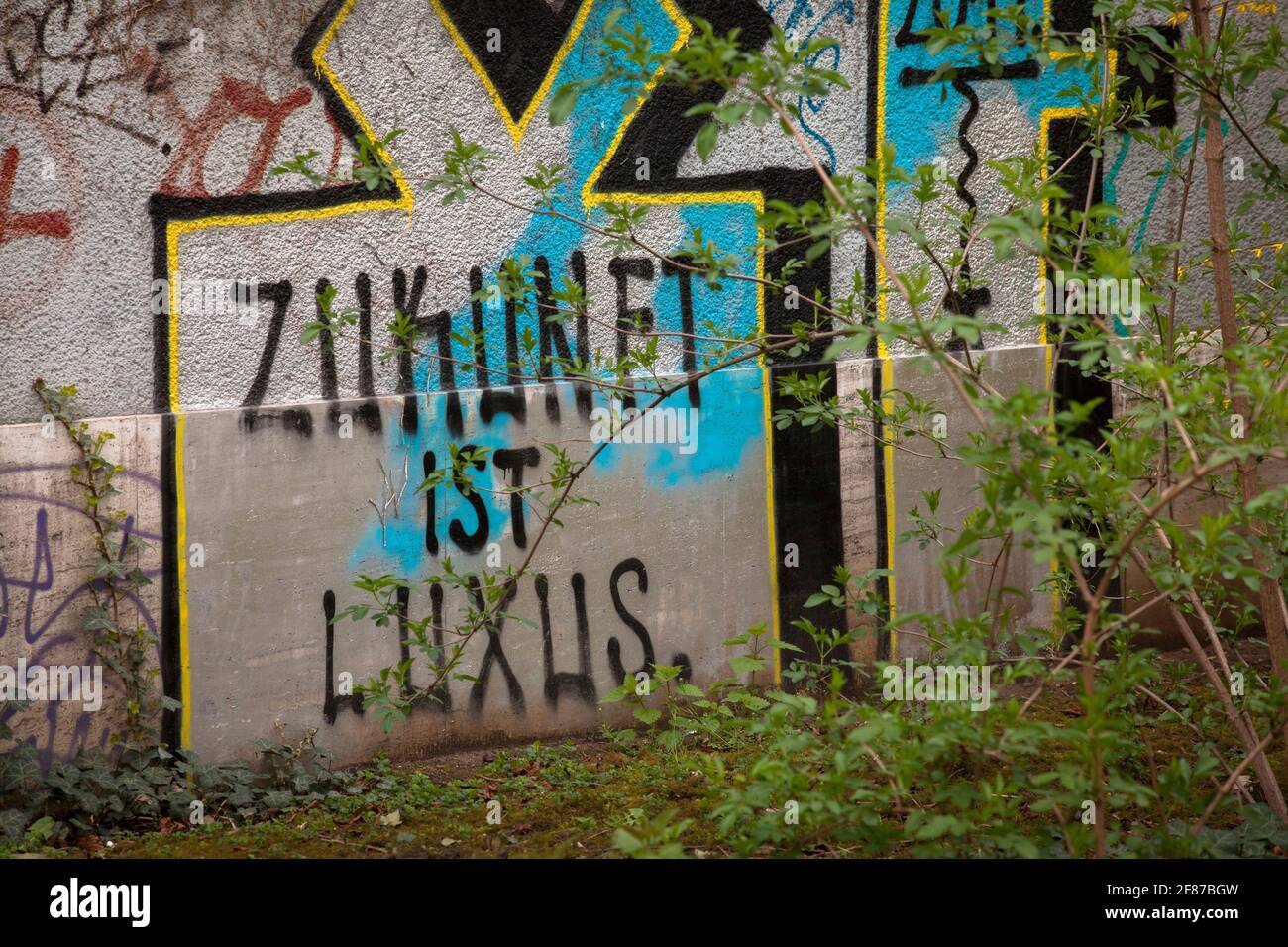 graffiti 'future is luxe' sur un bâtiment sur le campus universitaire dans le quartier Lindenthal, Cologne, Allemagne. Graffiti an einem Gebaeude auf dem U Banque D'Images