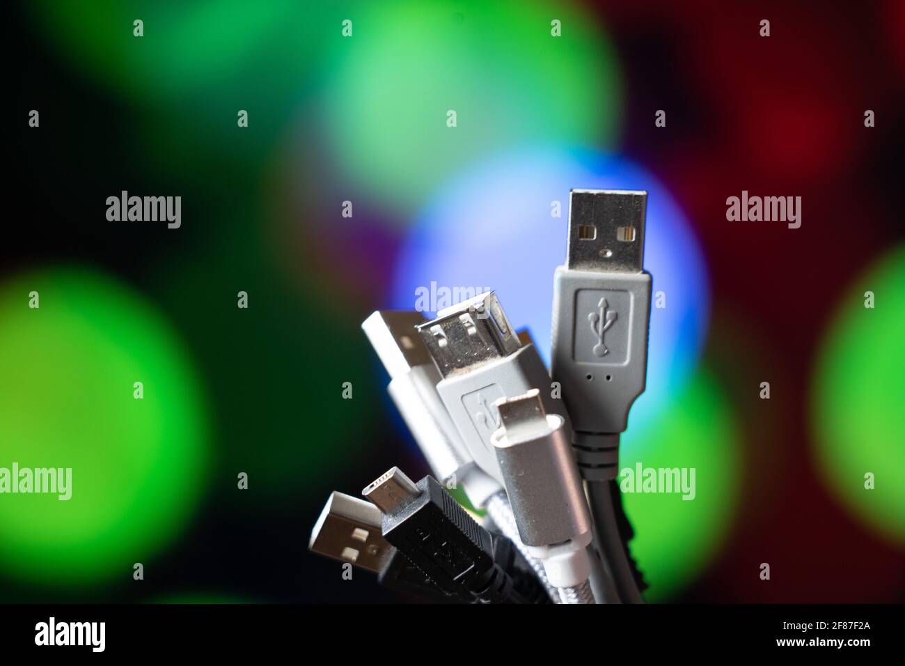 Beaucoup de fils usb. Un tas de fils sur un fond coloré. Banque D'Images