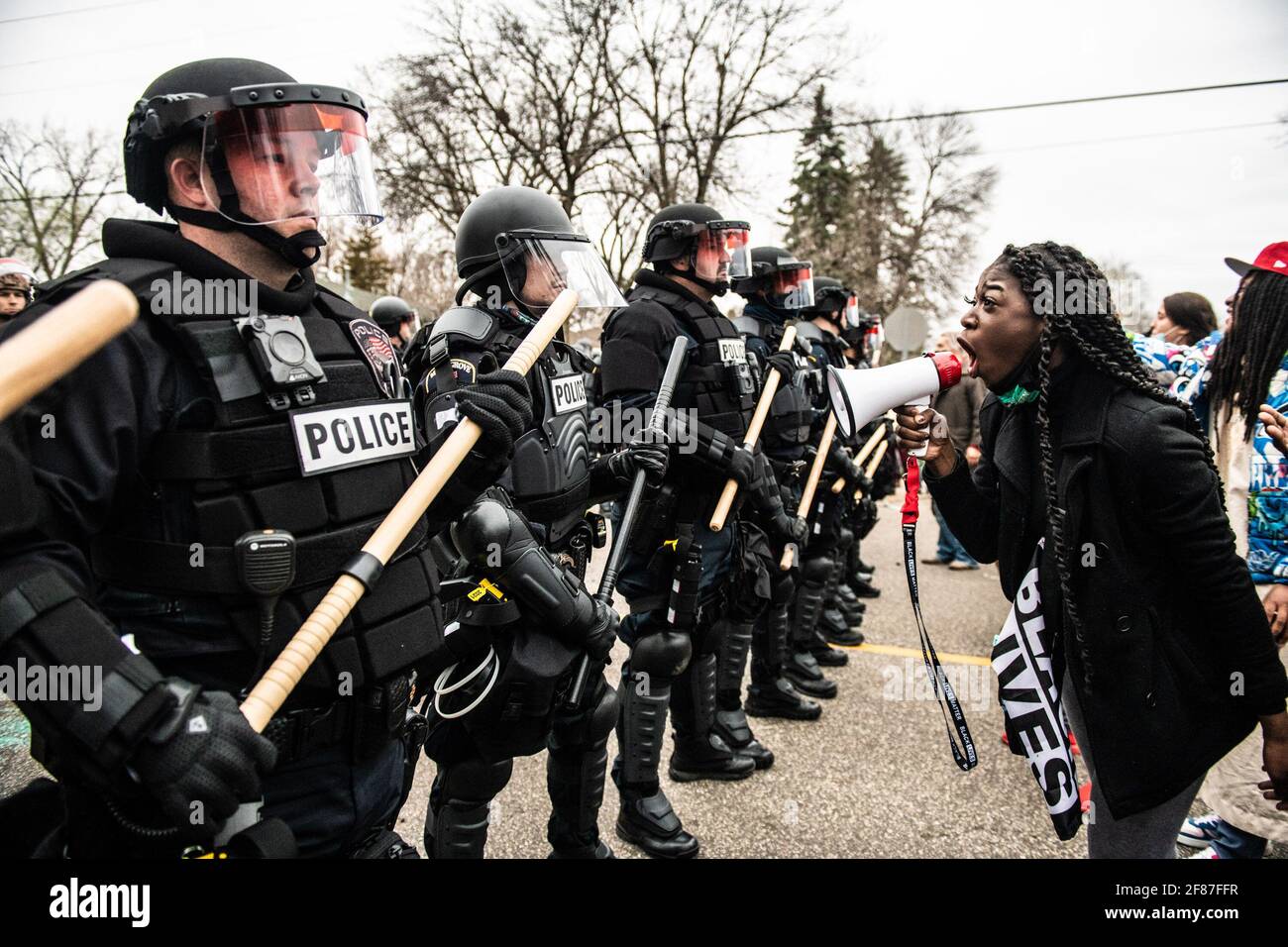 Brooklyn Center, Minnesota, le 11 avril 2021, les manifestants manifestent près de l'angle de Katherene Drive et de la 63e Avenue North le 11 avril 2021 à Brooklyn Center, Minnesota, après l'assassinat de Daunte Wright. Photo : Chris Tuite/ImageSPACE/MediaPunch Banque D'Images
