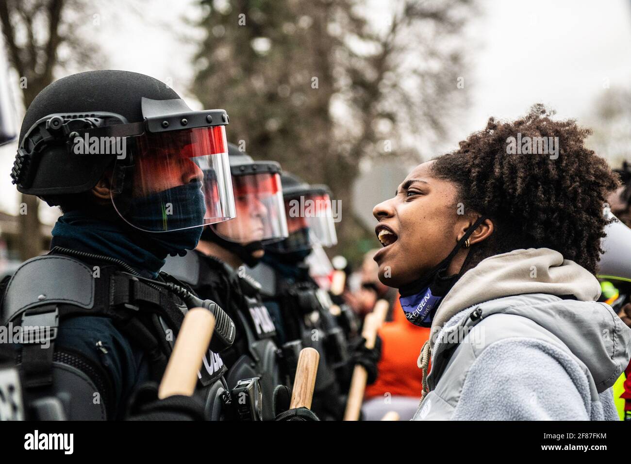 Brooklyn Center, Minnesota, le 11 avril 2021, les manifestants manifestent près de l'angle de Katherene Drive et de la 63e Avenue North le 11 avril 2021 à Brooklyn Center, Minnesota, après l'assassinat de Daunte Wright. Photo : Chris Tuite/ImageSPACE/MediaPunch Banque D'Images