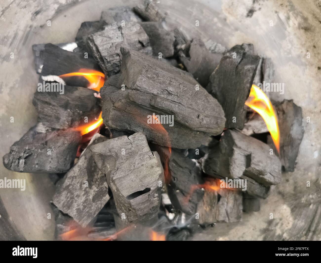 Vue macro de la combustion de charbon Embers feu de bois, détail de la texture du charbon... Banque D'Images