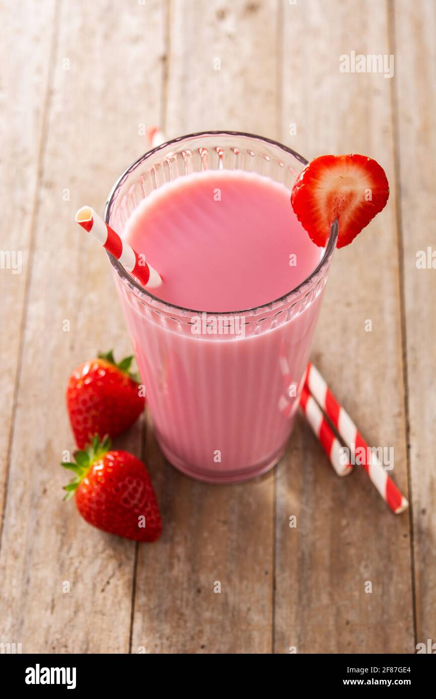 Milk-Shake aux fraises sur une table en bois Banque D'Images