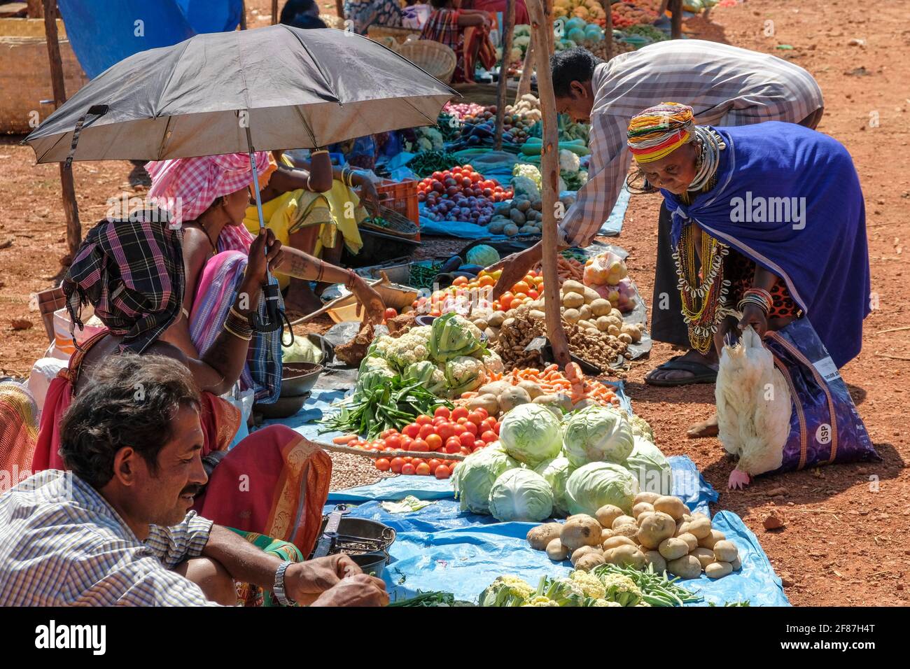 Onukudelli, Inde - février 2021 : femme d'Adivasi de la tribu Bonda au marché d'Onukudelli le 25 février 2021 à Odisha, Inde. Banque D'Images