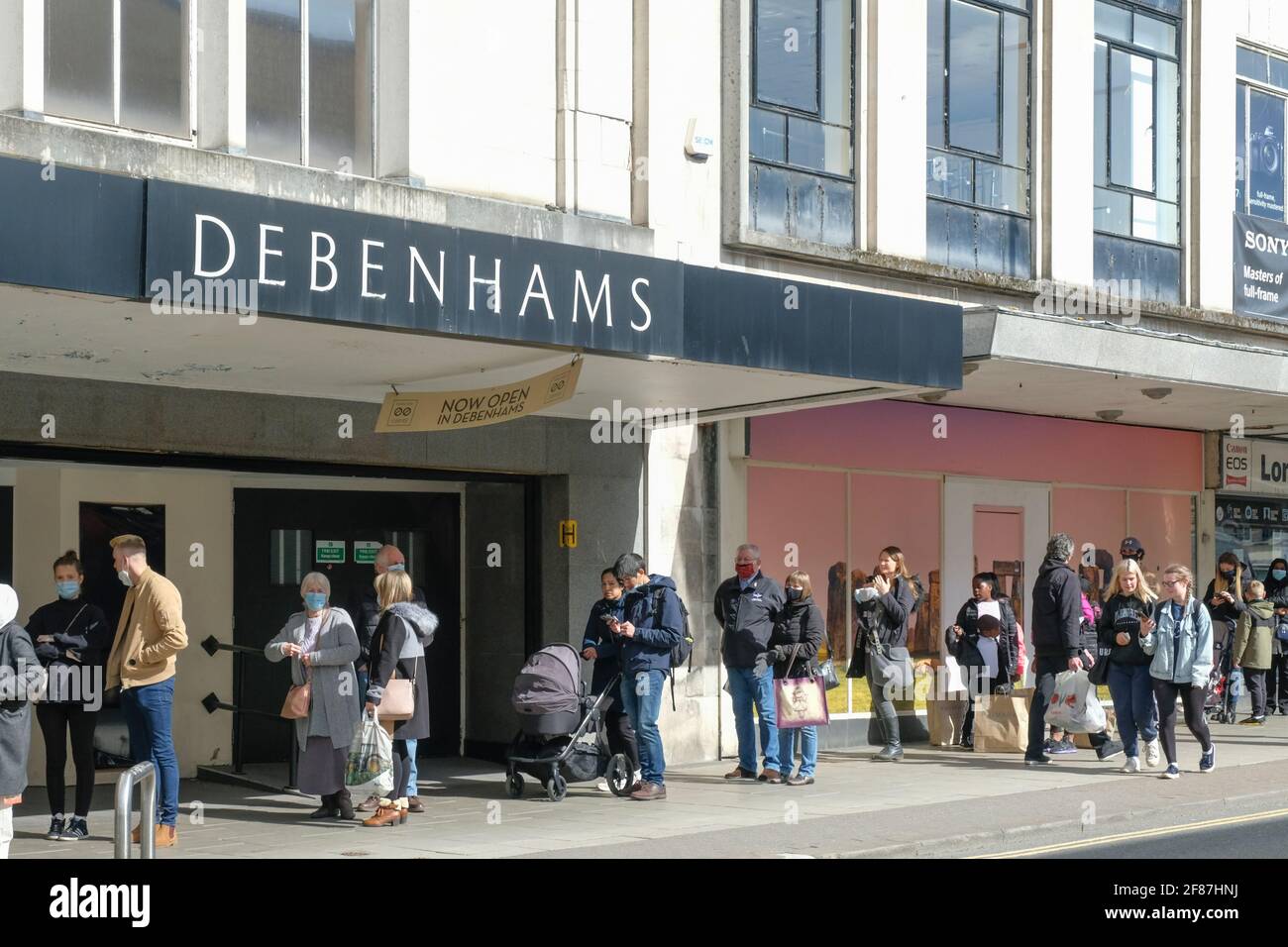 Broadmead, Bristol, Royaume-Uni. 12 avril 2021. Debenhams est ouvert pour une journée seulement. Les magasins non essentiels sont autorisés à ouvrir en Angleterre. Les gens font la queue à l'extérieur de leurs points de vente préférés dans le quartier commercial Broadmead de Bristol. Crédit : JMF News/Alay Live News Banque D'Images