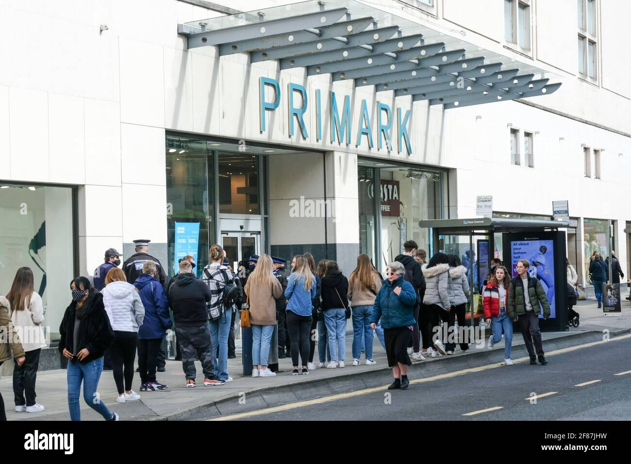 Broadmead, Bristol, Royaume-Uni. 12 avril 2021. Primark occupé. Les magasins non essentiels sont autorisés à ouvrir en Angleterre. Les gens font la queue à l'extérieur de leurs points de vente préférés dans le quartier commercial Broadmead de Bristol. Crédit : JMF News/Alay Live News Banque D'Images