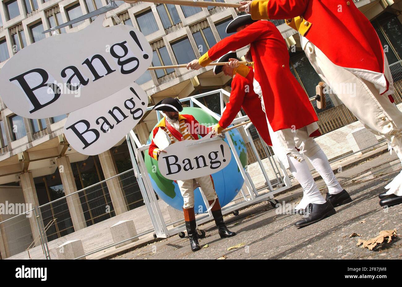 Un faux soldat anglais du XVIIIe siècle se tient devant l'ambassade des États-Unis alors que les États-Unis célèbrent leur jour de l'indépendance. La manifestation devait faire campagne contre le changement climatique.4 juillet 2002 photo Andy Paradise Banque D'Images