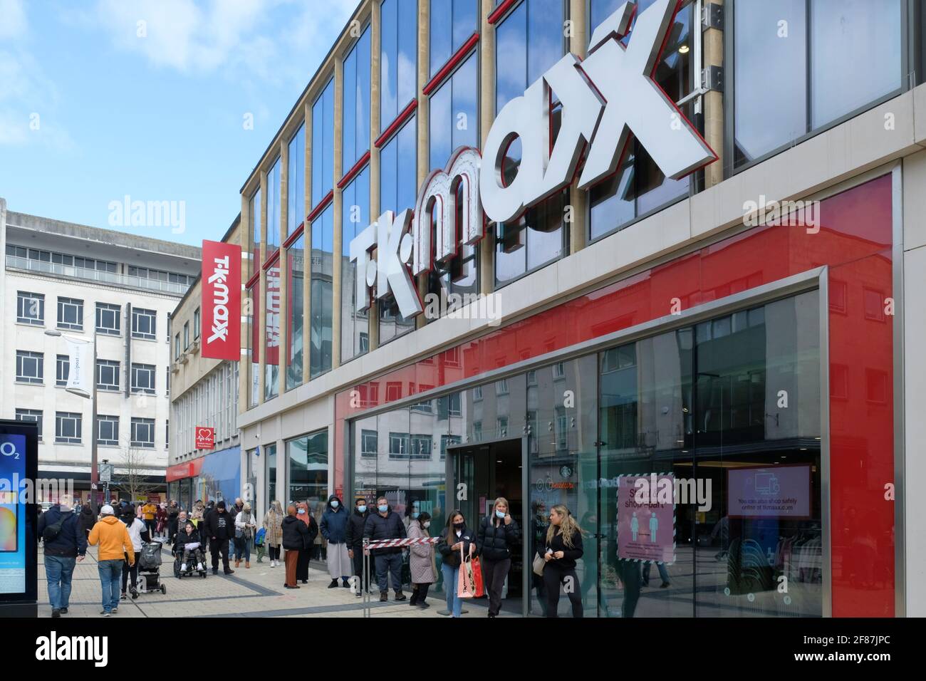 Broadmead, Bristol, Royaume-Uni. 12 avril 2021. TK-Max est occupé. Les magasins non essentiels sont autorisés à ouvrir en Angleterre. Les gens font la queue à l'extérieur de leurs points de vente préférés dans le quartier commercial Broadmead de Bristol. Crédit : JMF News/Alay Live News Banque D'Images