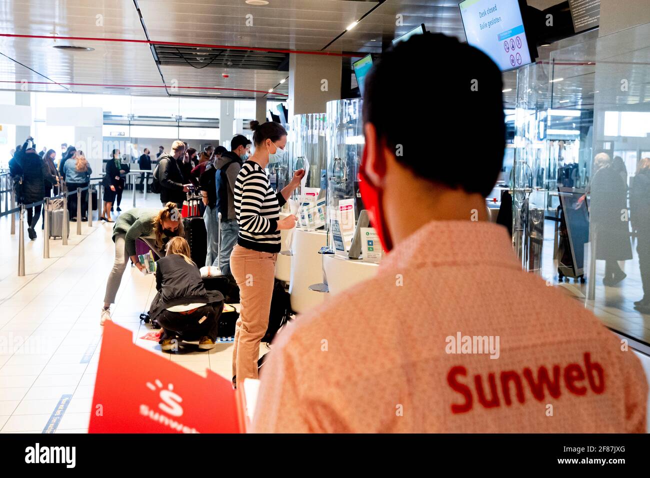 Amsterdam, pays-Bas. 12 avril 2021. L'agent de voyage Sunweb organise un  vol de vacances d'essai entre l'aéroport de Schiphol et Rhodos, le 12 avril  2021. 189 personnes ont eu un test de