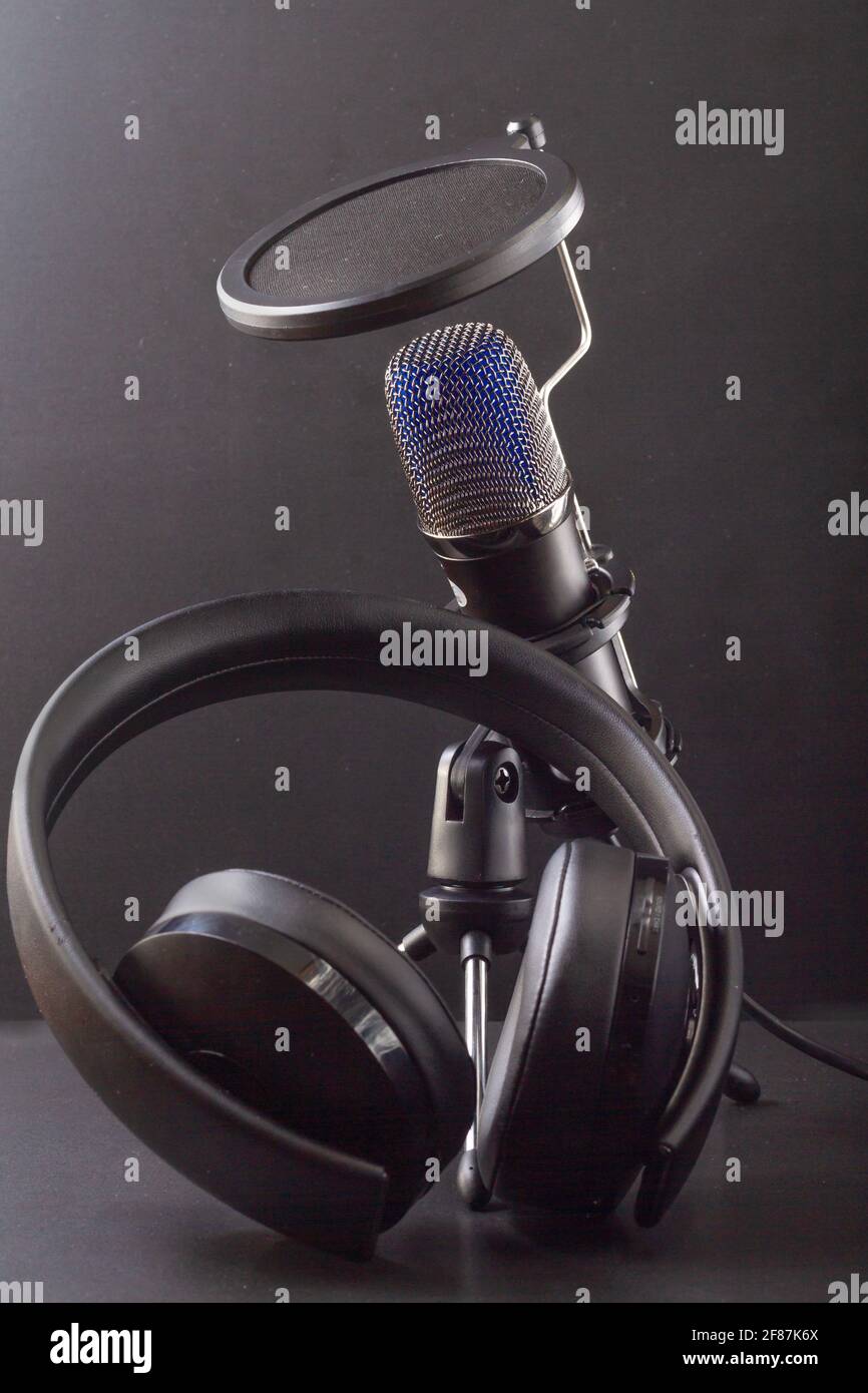 Concept de moyen de communication, radio. Microphone avec écran anti-vent et casque. Dans les tons noirs. Banque D'Images