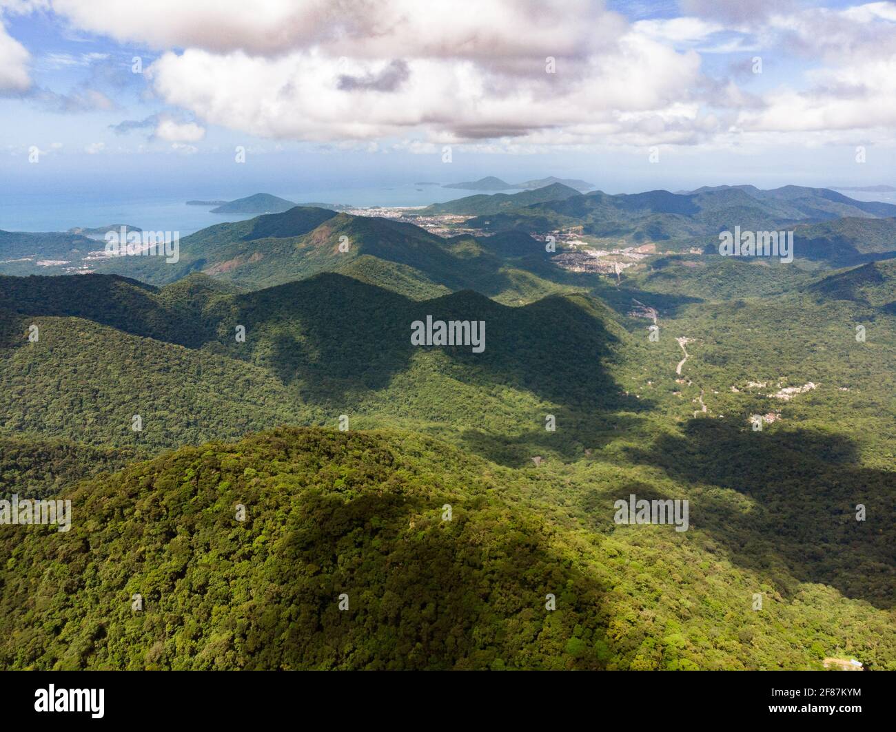 Serra do Mar State Park et la ville d'Ubatuba en arrière-plan, se Brésil Banque D'Images