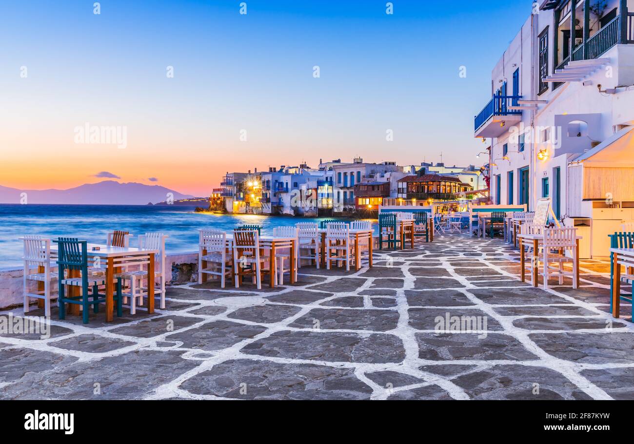 Mykonos, Grèce. Front de mer à Little Venice, Mykonos au coucher du soleil. Banque D'Images