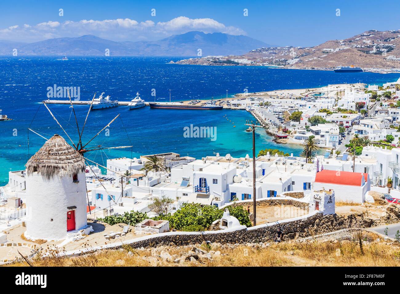 Mykonos, Grèce. Vue panoramique sur la ville de Mykonos et les îles Cyclades. Banque D'Images