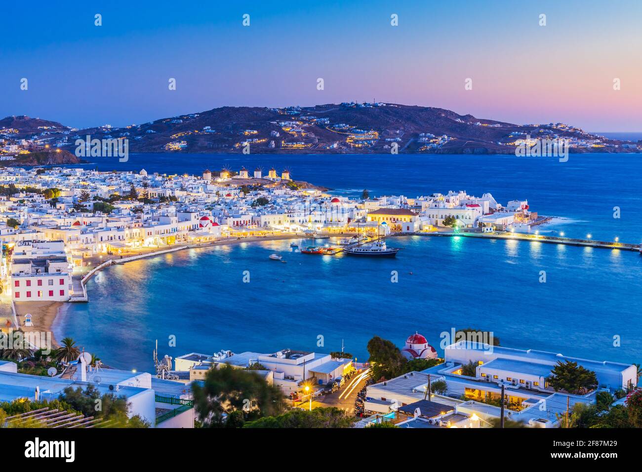Mykonos, Grèce. Vue panoramique sur la ville de Mykonos et les îles Cyclades. Banque D'Images