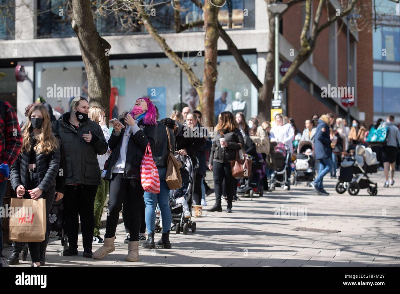 Les acheteurs font la queue en dehors de Primark à Norwich, alors que l'Angleterre repart vers la normalité avec un assouplissement supplémentaire des restrictions de verrouillage. Date de la photo: Lundi 12 avril 2021. Banque D'Images