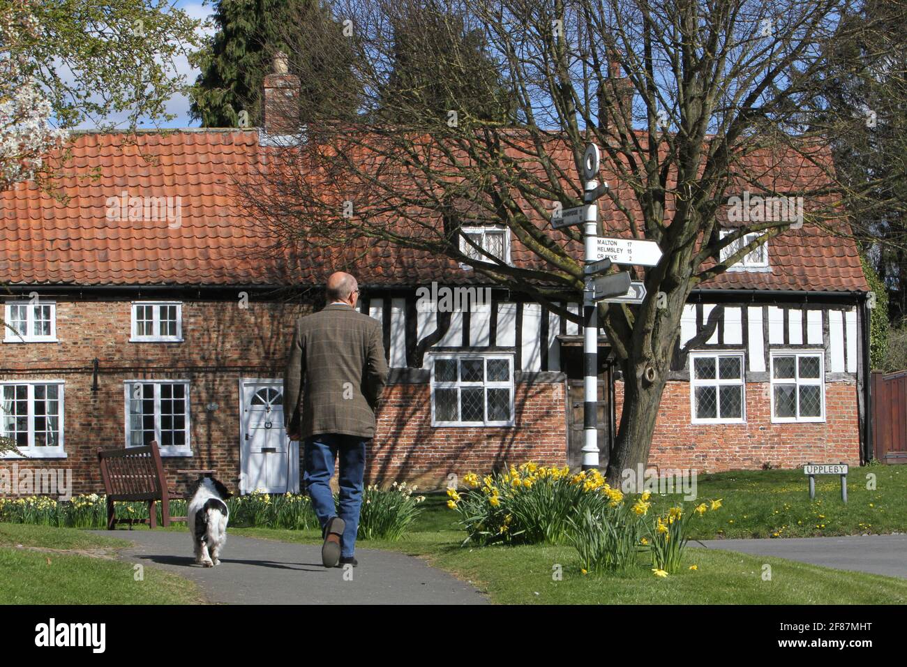 Easingwold - Market place, North Yorkshire, Angleterre Royaume-Uni: 12 avril 2021 - assouplissement des restrictions pour le grand public et les pubs Banque D'Images