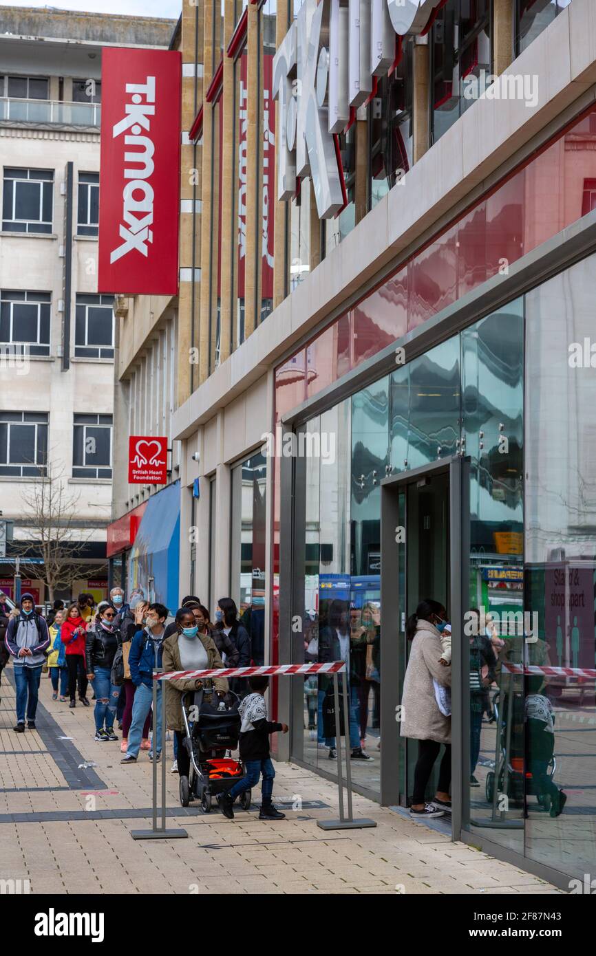 Bristol, Royaume-Uni. 12 avril 2021. Des files d'attente se sont rapidement formées à l'extérieur de nombreux magasins de grande rue à Broadmead et Cabot Circus, car des magasins de détail non essentiels ont été autorisés à ouvrir pour la première fois en mois. Credit: Rob Hawkins / Alamy Live News Banque D'Images