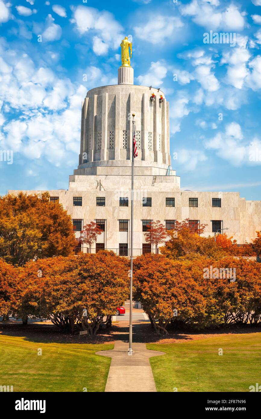 Salem, Oregon, États-Unis au Capitole de l'État et pelouse. Banque D'Images