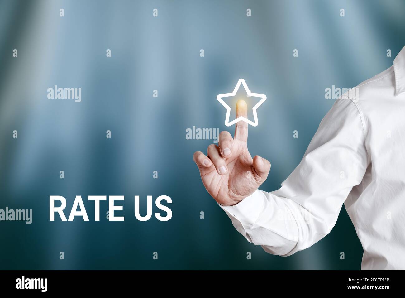 Homme d'affaires en appuyant sur un bouton étoile avec le mot nous évaluer sur un écran virtuel. Concept d'évaluation et de notation des clients. Banque D'Images Homme d'affaires en appuyant sur un bouton étoile avec le mot nous évaluer sur un écran virtuel. Concept d'évaluation et de notation des clients. Banque D'Images
