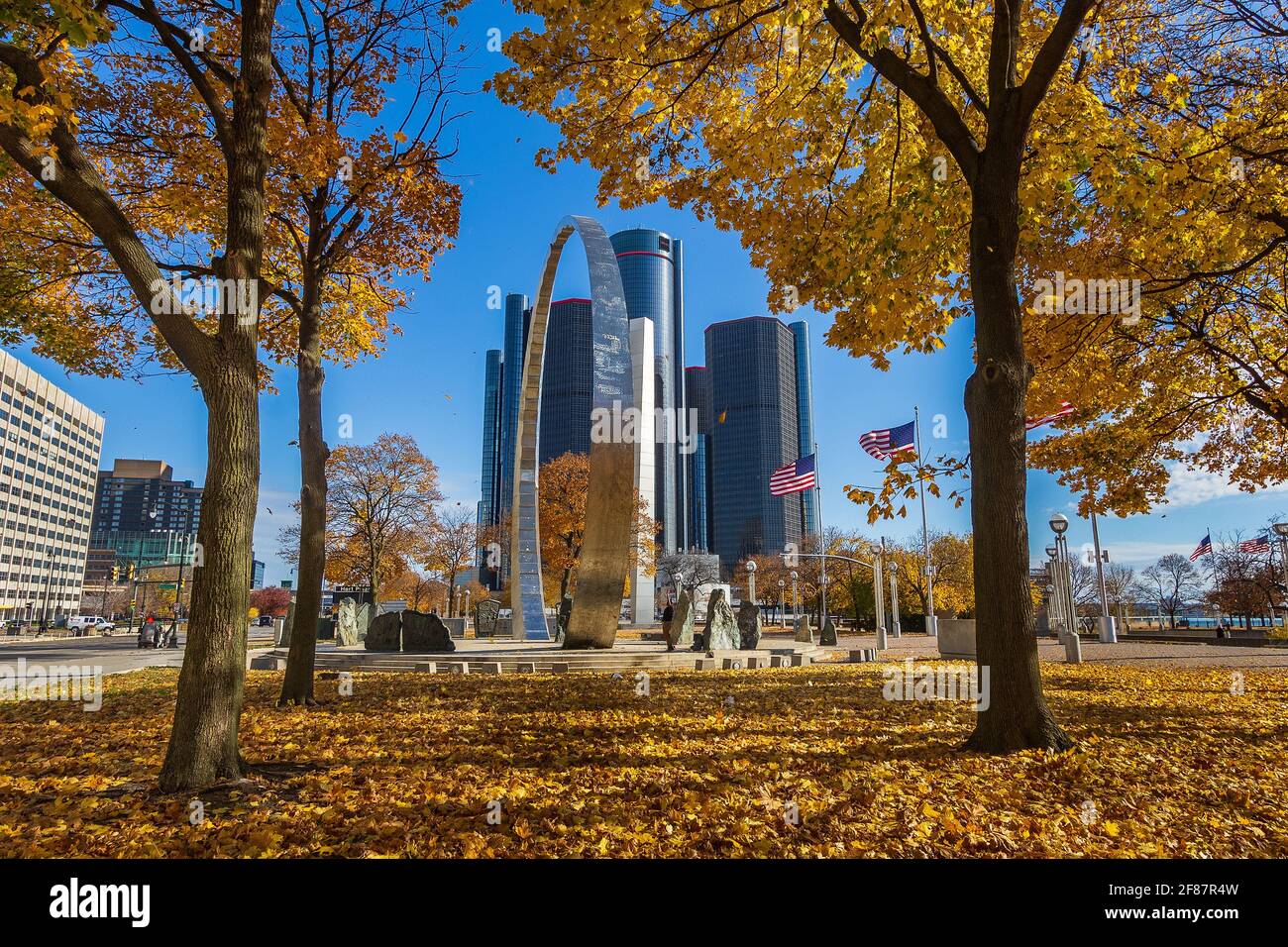 DETROIT, MICHIGAN, États-Unis - 10 NOVEMBRE : HART Plaza et GM Renaissance Center le 10 novembre 2020 dans le centre-ville de Detroit, Michigan. Banque D'Images