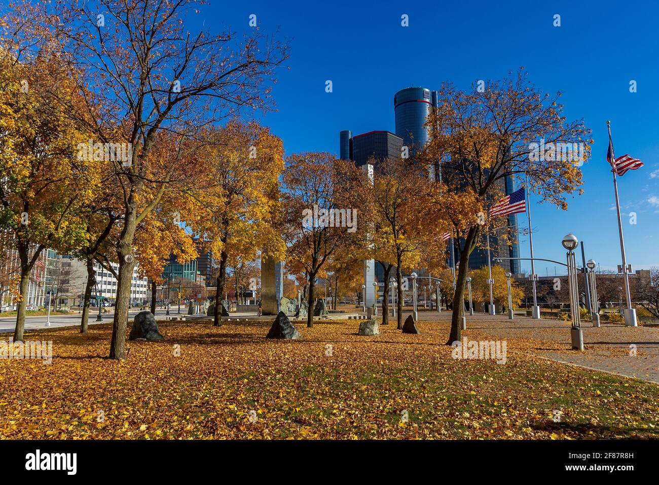 DETROIT, MICHIGAN, États-Unis - 10 NOVEMBRE : HART Plaza et GM Renaissance Center le 10 novembre 2020 dans le centre-ville de Detroit, Michigan. Banque D'Images