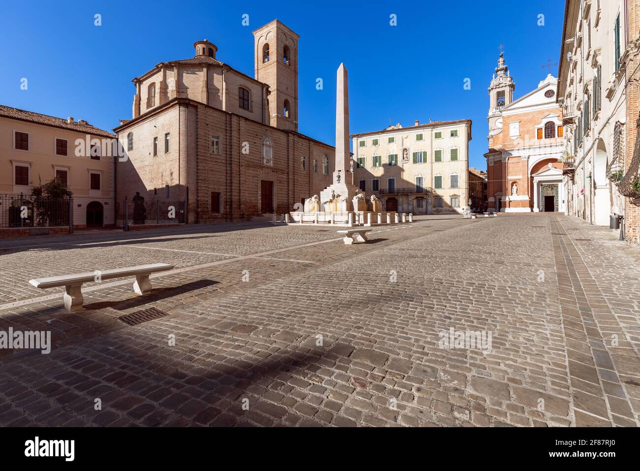 Belle vue sur la place (Piazza Federico II) avec la célèbre fontaine obélisque de la ville de Jesi. Marche, Italie Banque D'Images