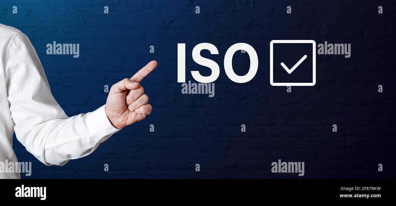 Homme d'affaires main pointe vers le mot ISO avec l'icône de coche. Conforme aux normes iso en matière de concept d'entreprise. Banque D'Images