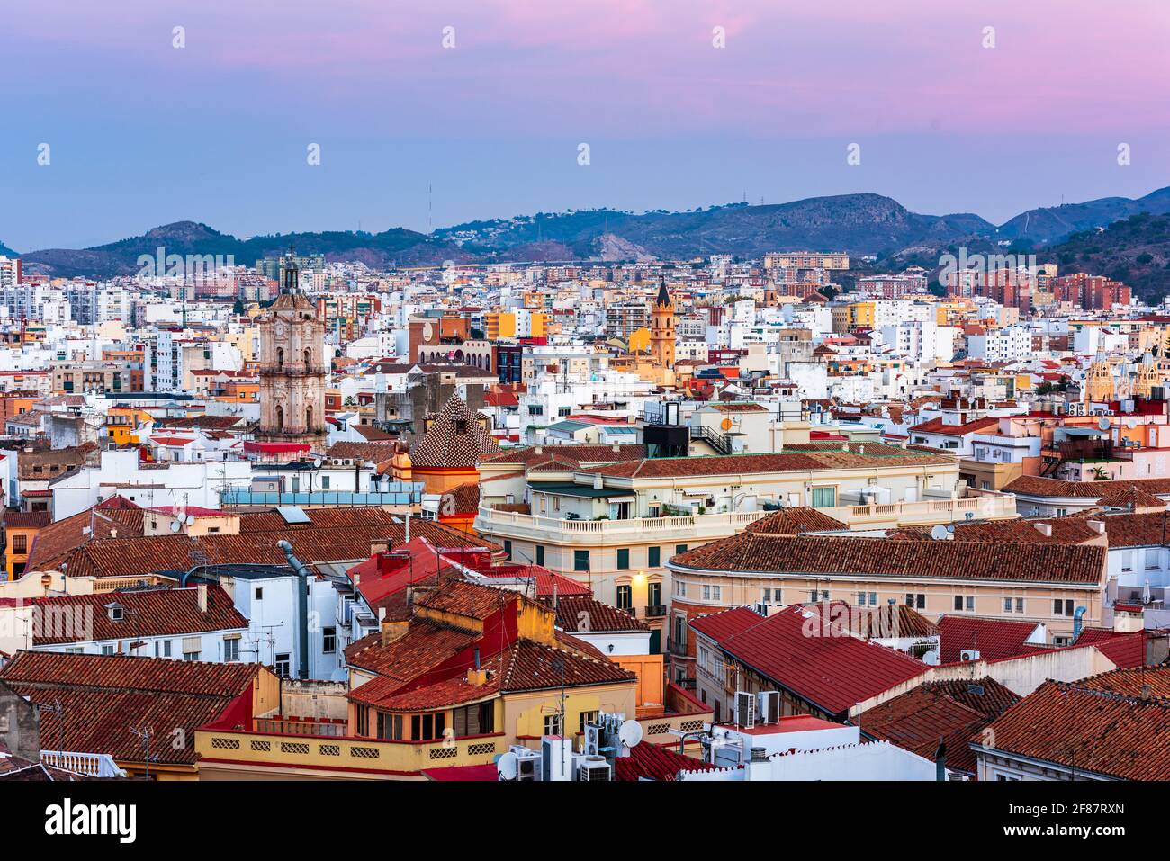 Malaga, Espagne vue sur la ville depuis un toit au crépuscule. Banque D'Images
