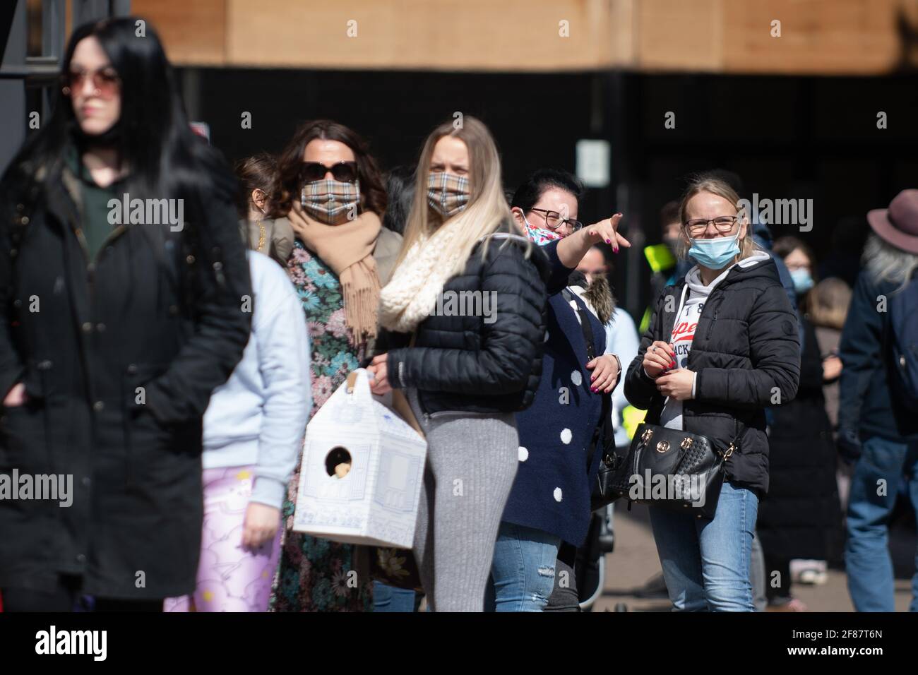 Les acheteurs font la queue en dehors de Primark à Norwich, alors que l'Angleterre repart vers la normalité avec un assouplissement supplémentaire des restrictions de verrouillage. Date de la photo: Lundi 12 avril 2021. Banque D'Images