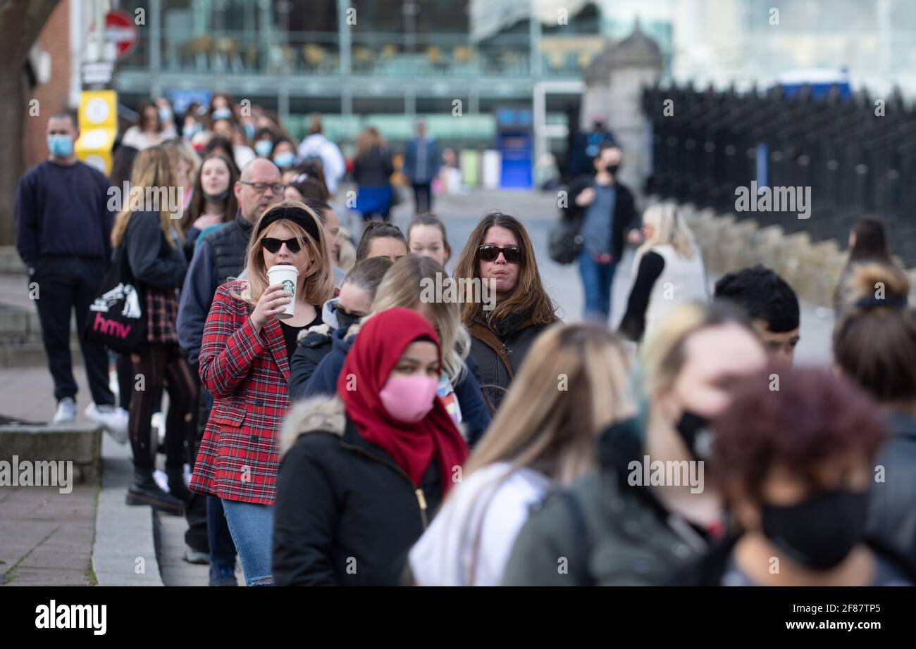 Les acheteurs font la queue en dehors de Primark à Norwich, alors que l'Angleterre repart vers la normalité avec un assouplissement supplémentaire des restrictions de verrouillage. Date de la photo: Lundi 12 avril 2021. Banque D'Images