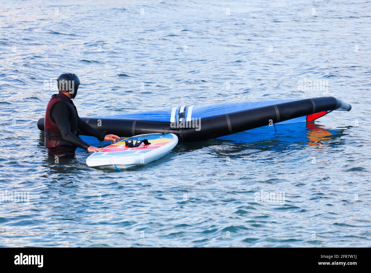 pilote avec hydroptère et cerf-volant, dans l'eau Banque D'Images