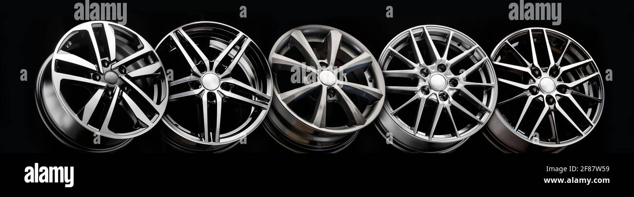 magnifiques roues sport en alliage noires forgées sur fond noir. Banque D'Images