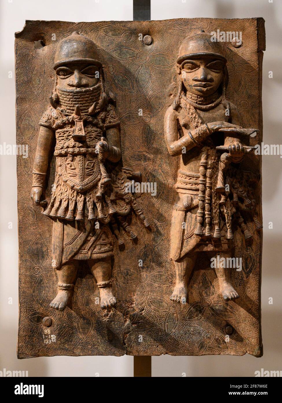 Londres. L'Angleterre. Les bronzes du Bénin sur l'affichage au British Museum, plaques de laiton à partir de la cour royale palais du royaume de Bénin, 16-17ème siècle. Banque D'Images