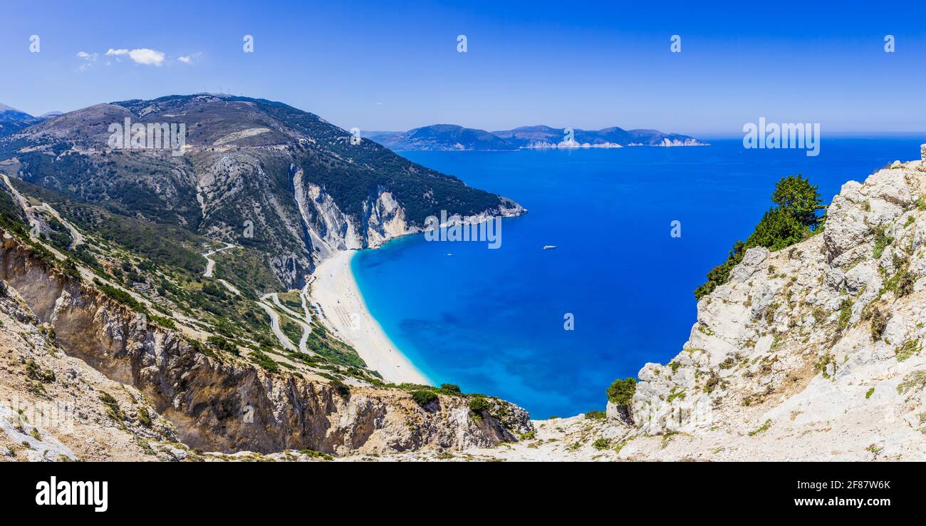 Kefalonia, Grèce. Vue panoramique sur la plage de Myrtos, Assos. Banque D'Images