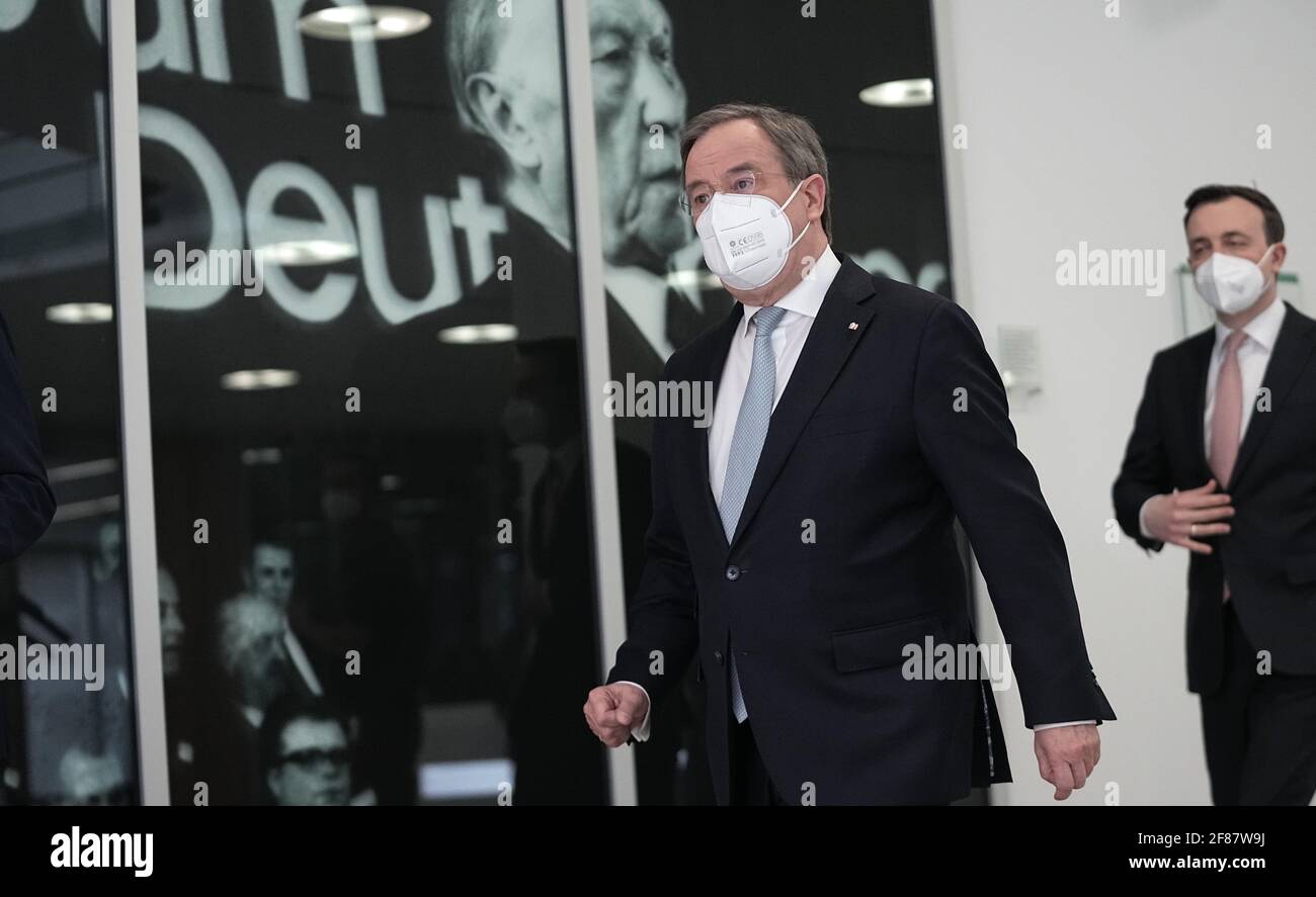 Berlin, Allemagne. 12 avril 2021. Armin Laschet, chef du parti CDU et ministre-président de la Rhénanie-du-Nord-Westphalie, arrive à une conférence de presse à la suite de la réunion du présidium de la CDU à la Maison Konrad Adenauer. À droite, le secrétaire général de la CDU, Paul Ziemiak. Credit: Michael Kappeller/dpa/Alay Live News Banque D'Images