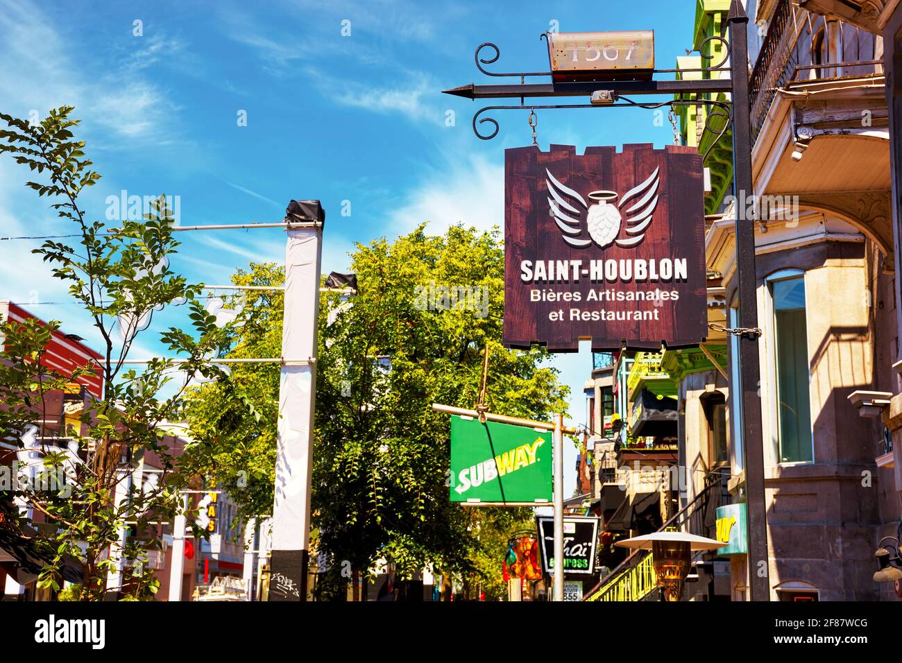 Juin 2018 - Montréal, Canada : enseignes de Saint-Houblon et de restaurant de métro sur la rue Saint-Denis à Montréal, Québec, Canada. Banque D'Images