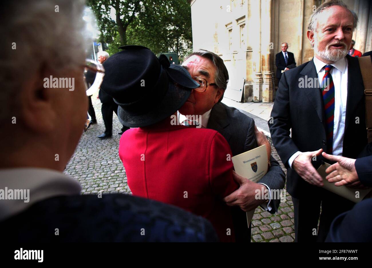 RONNIE CORBETT PARTAGE UNE BLAGUE AVEC LA VEUVE HARRY SECOMBE,S À LA FIN DE SON SERVICE COMMÉMORATIF À L'ABBAYE DE WESTMINSTER. 26/10/01 PILSTON Banque D'Images