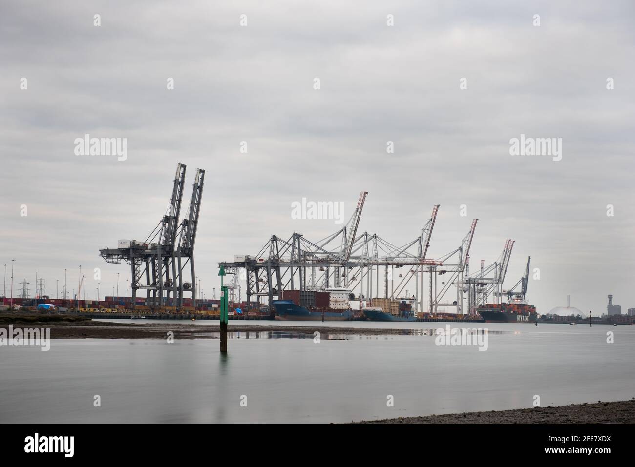 Grues de dépôt DP au terminal à conteneurs Southampton quais longue exposition gris jour nuageux Banque D'Images
