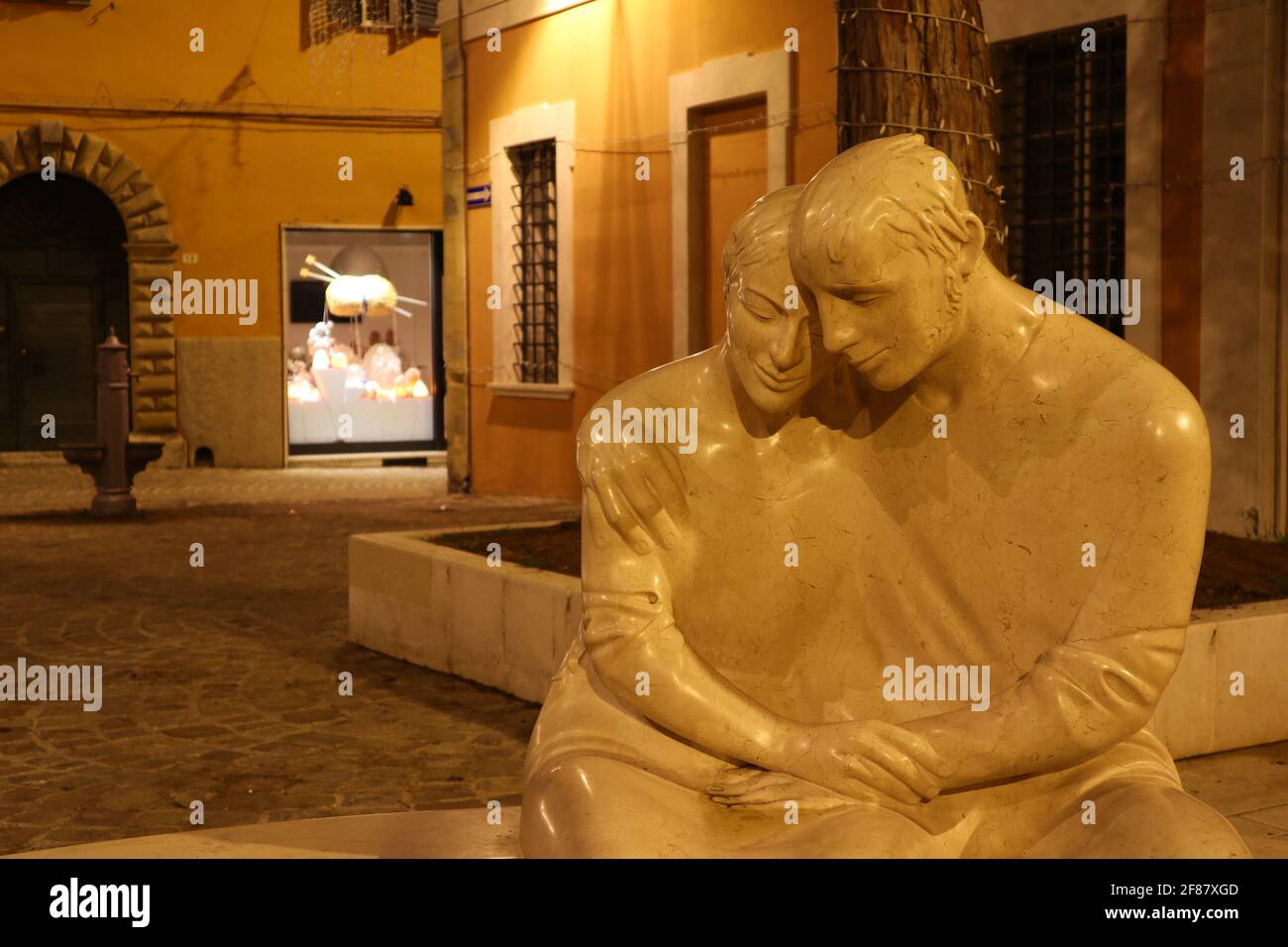 Pesaro, sculpture de deux amoureux dans la vieille ville. Région des Marches, Italie Banque D'Images