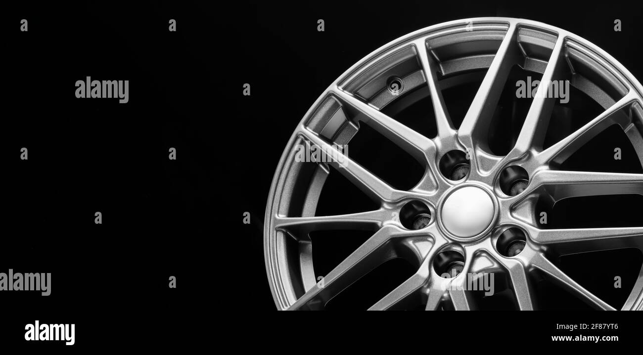 roues, rayons et jante en alliage légers et sportifs, gros plan sur fond noir, espace de copie. Banque D'Images
