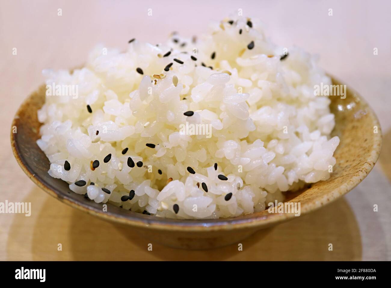 Gros plan sur un bol de riz japonais tout juste cuit et arrosé de Graines  de sésame Photo Stock - Alamy