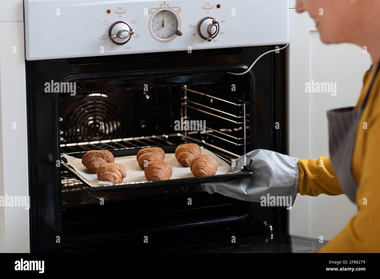 Gros plan du plateau avec croissants faits maison dame mis au four Banque D'Images
