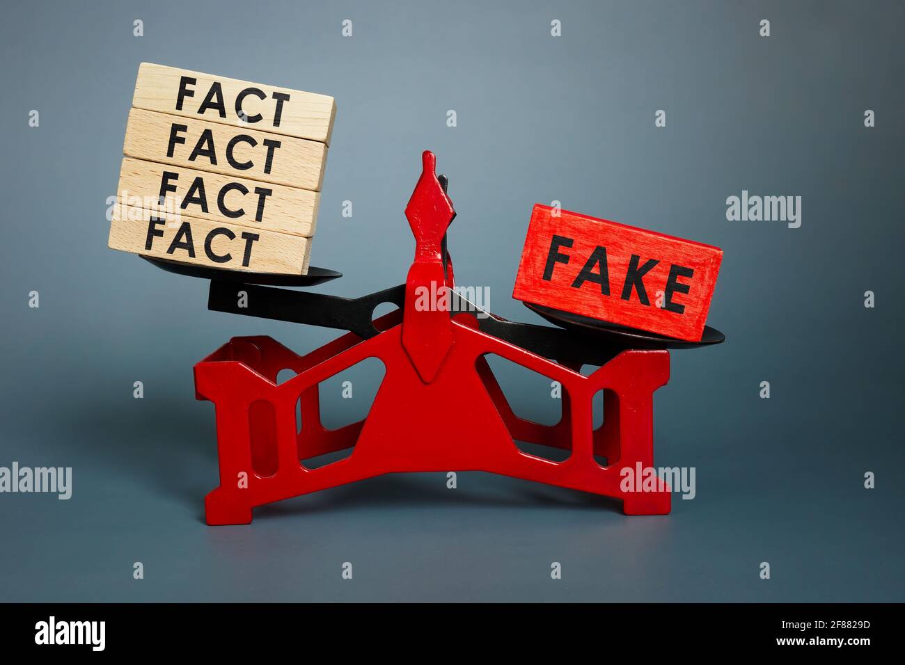 La désinformation et la propagande. Balance avec les faits et les fausses nouvelles. Banque D'Images