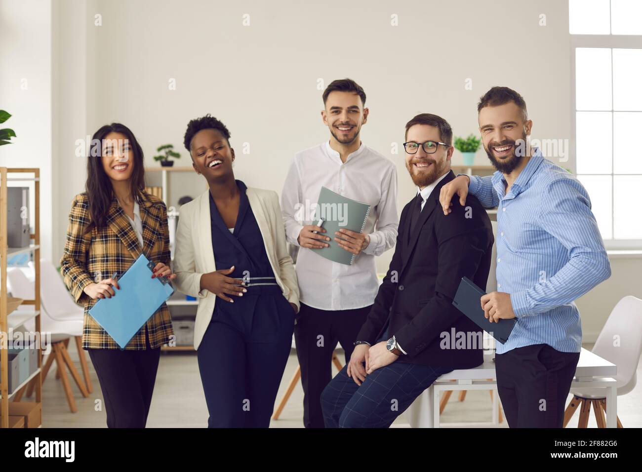 Joyeux jeune équipe de divers collègues rigolez au bureau portrait Banque D'Images