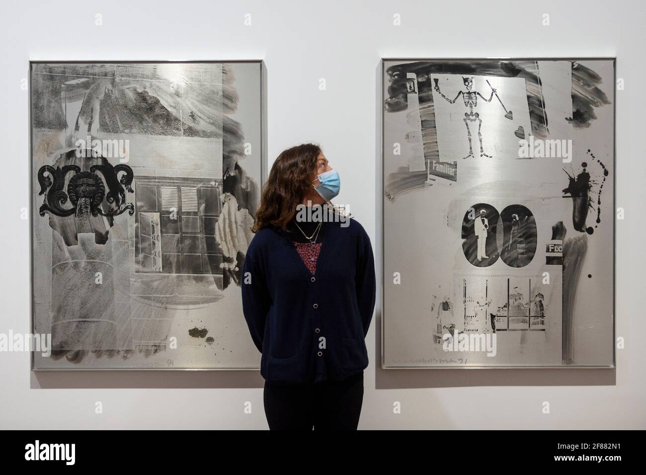 Londres, Royaume-Uni. 12 avril 2021. Un membre du personnel pose avec des œuvres d’art à l’ouverture de l’exposition « Night Shades and Phantoms » de Robert Rauschenberg à la galerie d’Ely House de Thaddaeus Ropac à Mayfair. La feuille de route du coronavirus du gouvernement britannique a permis la réouverture des galeries d'art aujourd'hui. L'exposition se déroule du 13 avril au 31 juillet 2021. Credit: Stephen Chung / Alamy Live News Banque D'Images