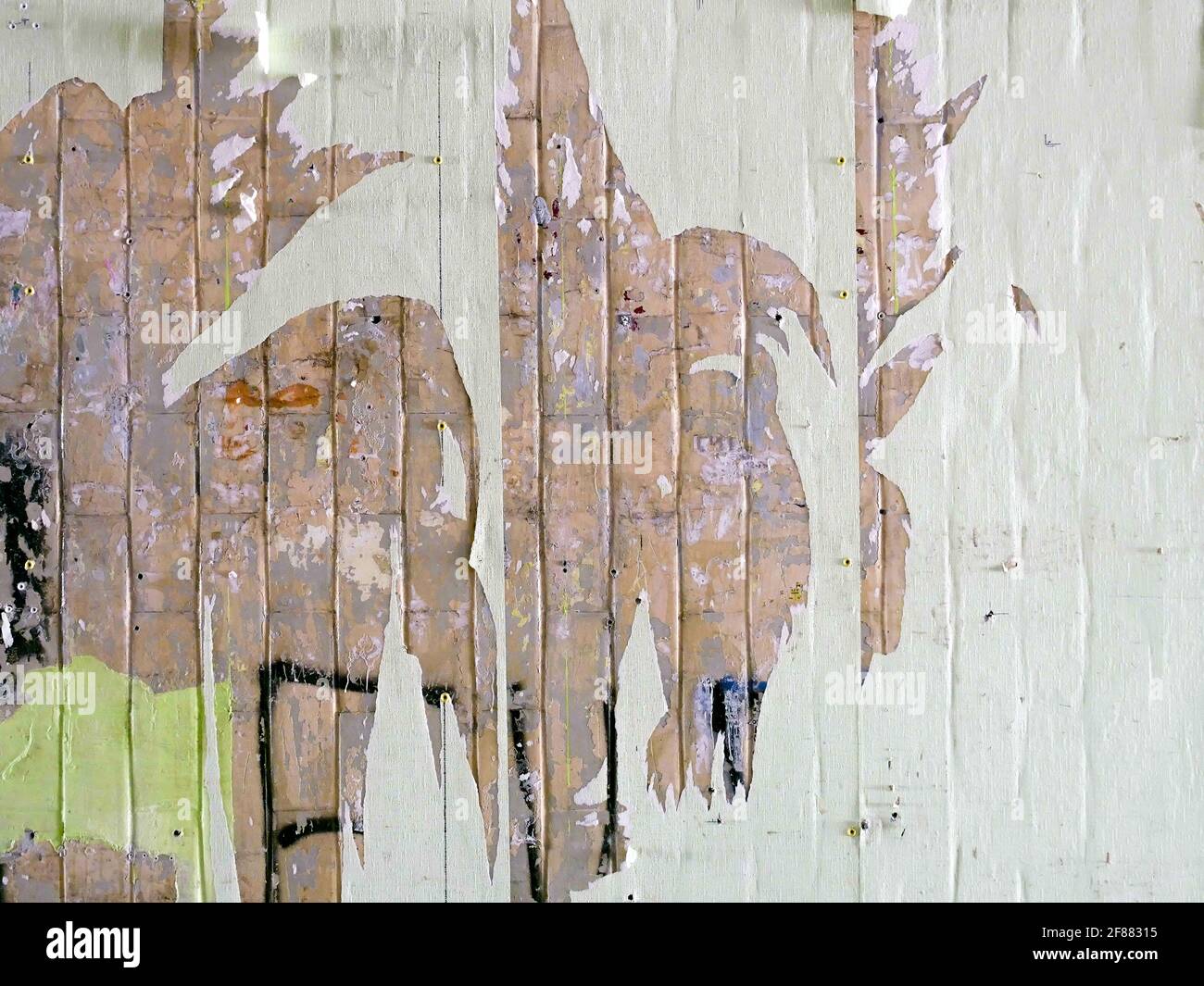 Grunge le mur avec l'écriteau froissé comme arrière-plan. Banque D'Images