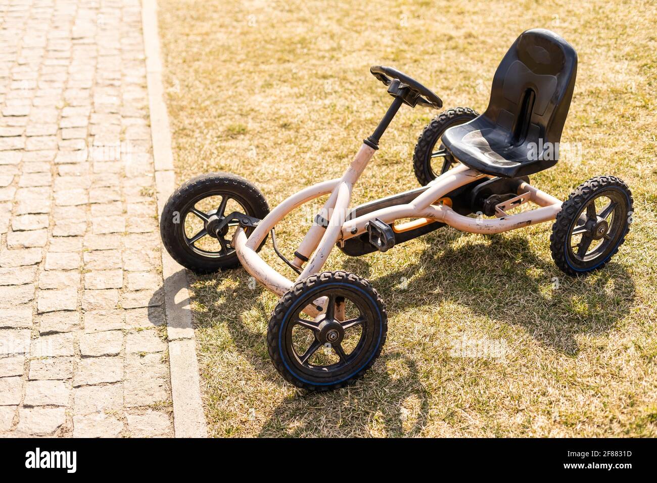 Vélo à balance des blancs ou vélo pour enfant avec quatre roues noires sur  le sol extérieur et espace de copie Photo Stock - Alamy